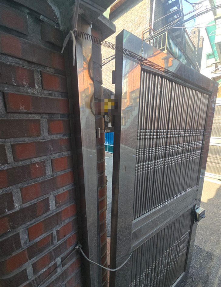 시공 전 - 경첩이 떨어져 기울어진 스테인리스 대문